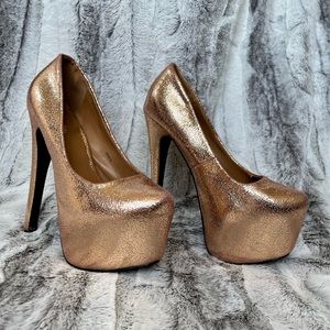 !!SOLD!! Charlotte Russe Metallic Gold Heels